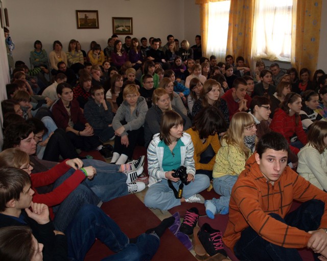 Młodzie ludzie podczas drugiego dnia ZFSM w Kalwarii Pacławskiej.