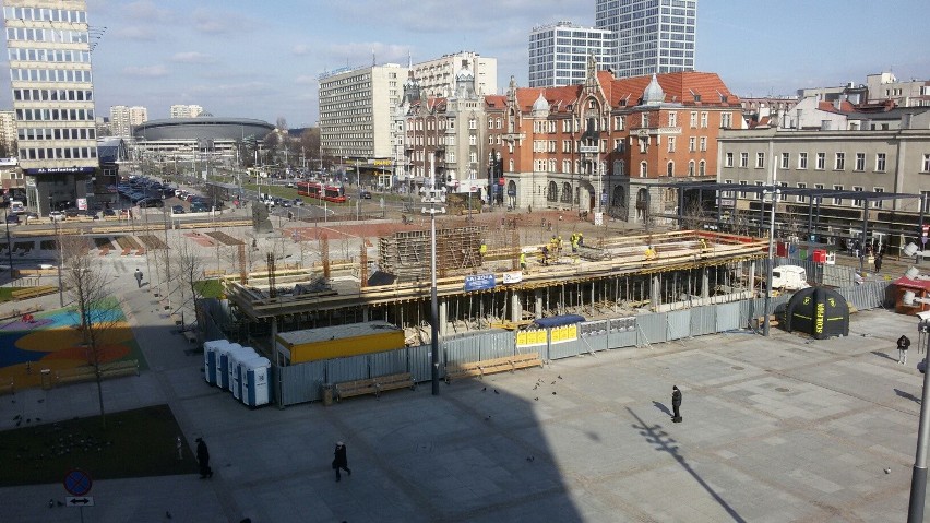 Katowice: trwa budowa pawilonu na rynku. Odbiór do końca sierpnia ZDJĘCIA