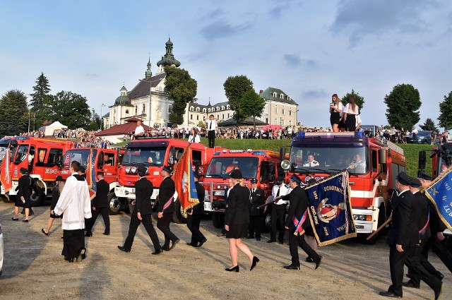 Na inaugurację Wielkiego Odpustu 2021 do Tuchowa przyjechały służby mundurowe. Najliczniej reprezentowani byli strażacy ochotnicy