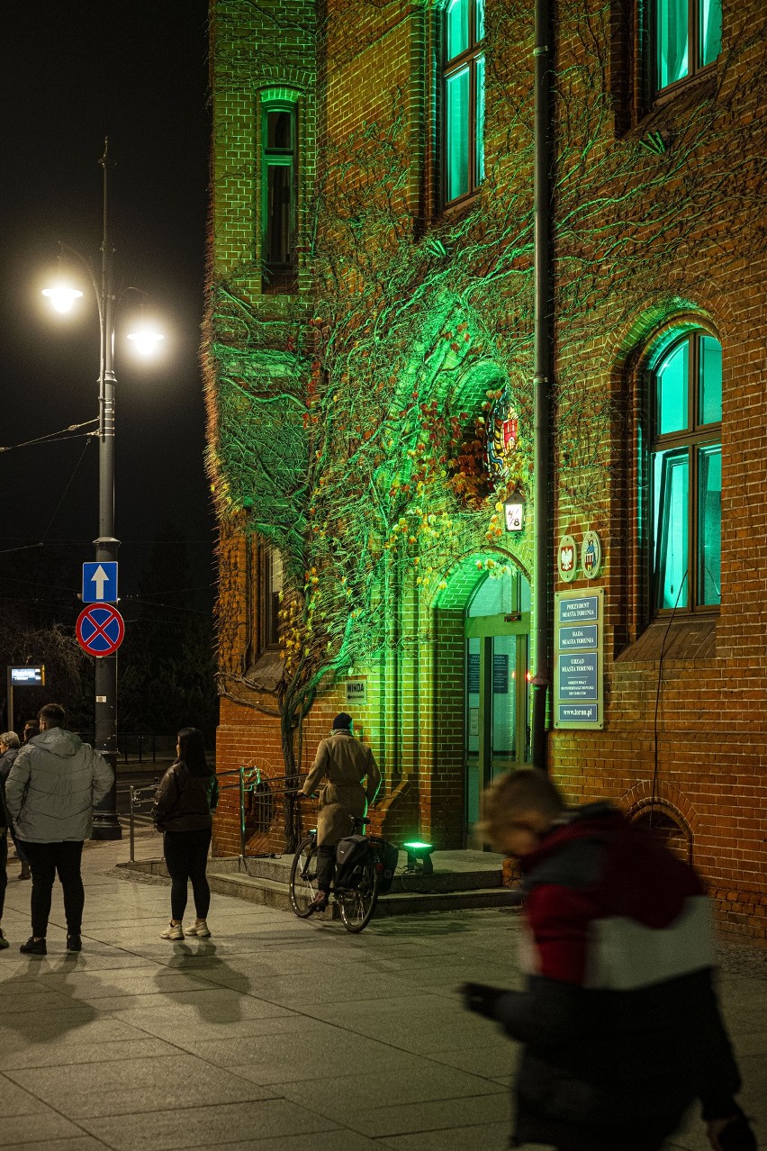 Tak wyglądał podświetlony na zielono Urząd Miasta w Toruniu.