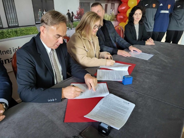 Burmistrz Jedlni-Letnisko Piotr Leśnowolski podpisał umowę w sprawie budowy budynku klubowego dla klubu Jodła. Więcej na kolejnych zdjęciach.