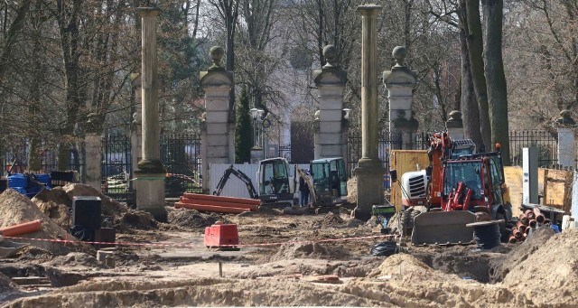 Dojazd do Urzędu Miejskiego w Kozienicach jest jednym wielkim placem budowy. Ruszyły prace przy rewitalizacji Zespołu Parkowo-Pałacowego. Więcej zobacz na kolejnych slajdach >>>