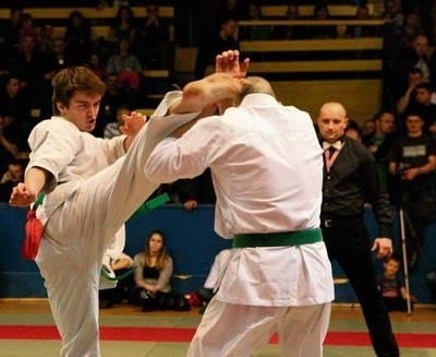 Jedno z najefektowniejszych uderzeń w kyokushin - cios okrężny na głowę FOT. ARCHIWUM