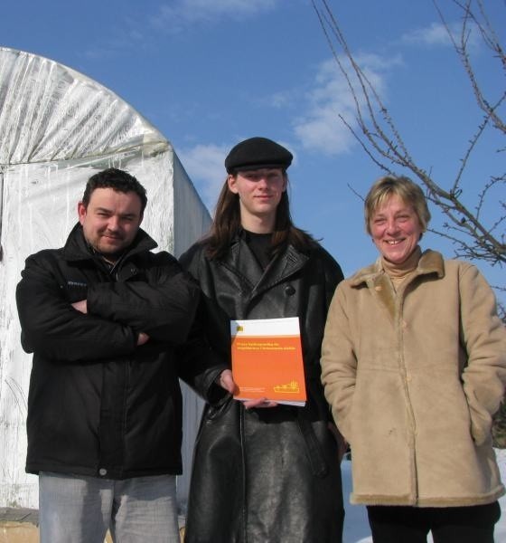 Tomasz Iwen, Piotr Ledwig i Małgorzata Mielnicka (od lewej) oraz ich książka - prosto z drukarni.