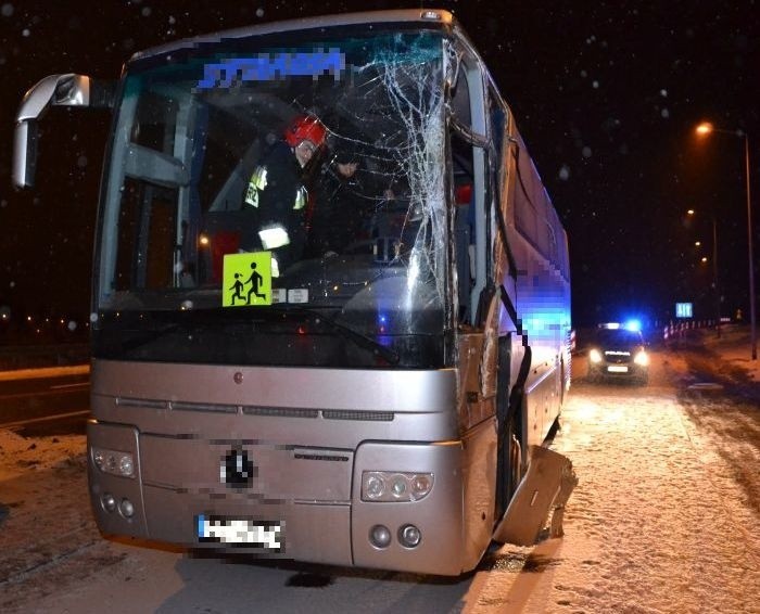 Wypadek na "siódemce" w Łączynie. Nocą zderzyły się ciężarówka i autokar pełen dzieci 