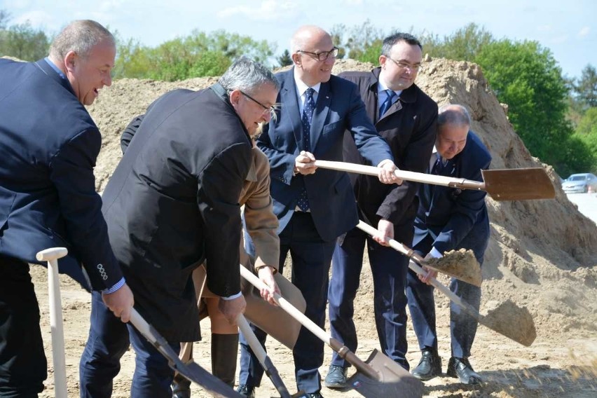 Wbicie przysłowiowej łopaty z udziałem ministrów Andrzeja...