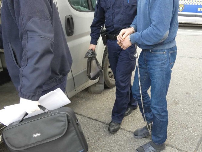 Policjanci z Opola zatrzymali 44-latka podejrzanego o...