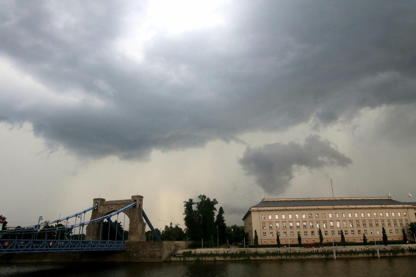 Burzowy alert IMGW drugiego stopnia obowiązuje w środę od...