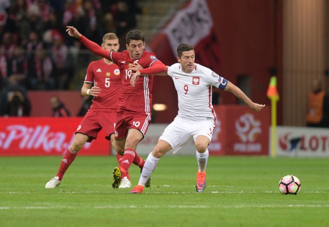 Robert Lewandowski - tu naciskany przez Karena Muradiana - w 84. występie w reprezentacji Polski zdobył swoją 40. bramkę