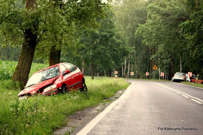 Wypadek pod Lubinem. Auto wpadło do rowu