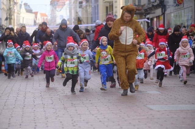 Bieg dla najmłodszych otworzyły Weekend Świętych Mikołajów w Toruniu. Na starcie stanęło ponad 400 najmłodszych biegaczy w czerwonych czapkach, którzy rywalizowali w kilku kategoriach wiekowych. Najmłodsi mieli po 3 lata.W niedzielę słynny na cały kraj Półmaraton Świętych Mikołajów w Toruniu.Zobaczcie zdjęcia z rywalizacji najmłodszych >>>