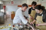 Tomasz Skobel, finalista programu Master Chef, prowadził na warsztaty kulinarne w Zespole Szkół numer 2 w Przysusze. Zobacz zdjęcia! 