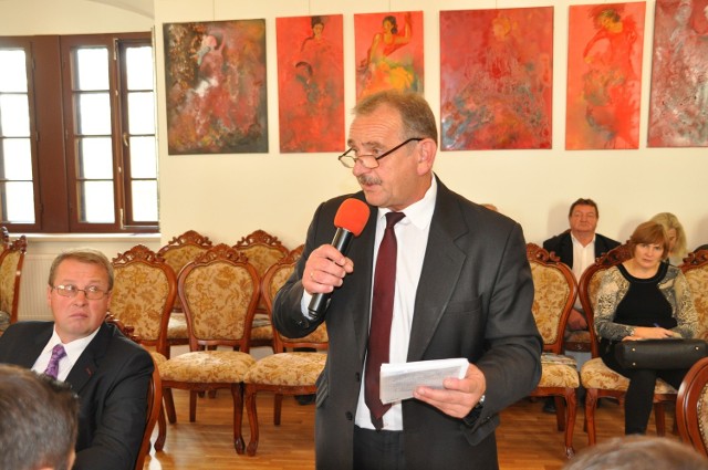 Radny Krzysztof Gula wytknął burmistrzowi, że w sprawie likwidacji straży przeczy on swojemu programowi wyborczemu. 