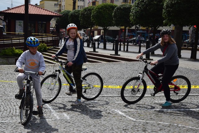 W sobotę rynek przy katedrze w Gorzowie zamienił się w małe rowerowe miasteczko. Na jeden dzień Fundacja KULT dała możliwość gorzowianom sprawdzenia stanu swoich rowerów, zapoznania się z przepisami drogowymi i spróbowania swoich sił na rowerowym torze z licznymi wyskokami i ostrymi zakrętami. Szczególnym zainteresowaniem cieszył się wspomniany tor. 8-letni Maks nie mógł przestać na nim jeździć, a w jego rowerowych wojażach towarzyszył mu tata. - To świetna okazja by sprawdzić swoje umiejętności i po prostu dobrze się bawić. To rozrywka, jakiej brakuje w naszym mieście. Z Maksymilianem jesteśmy tutaj już drugi raz w ciągu dnia - powiedział nam gorzowianin. Zobaczcie, jak wyglądał Festiwal Rowerowy w naszym mieście!Zobacz też: Rowerzyści nie dbają o swoje bezpieczeństwo