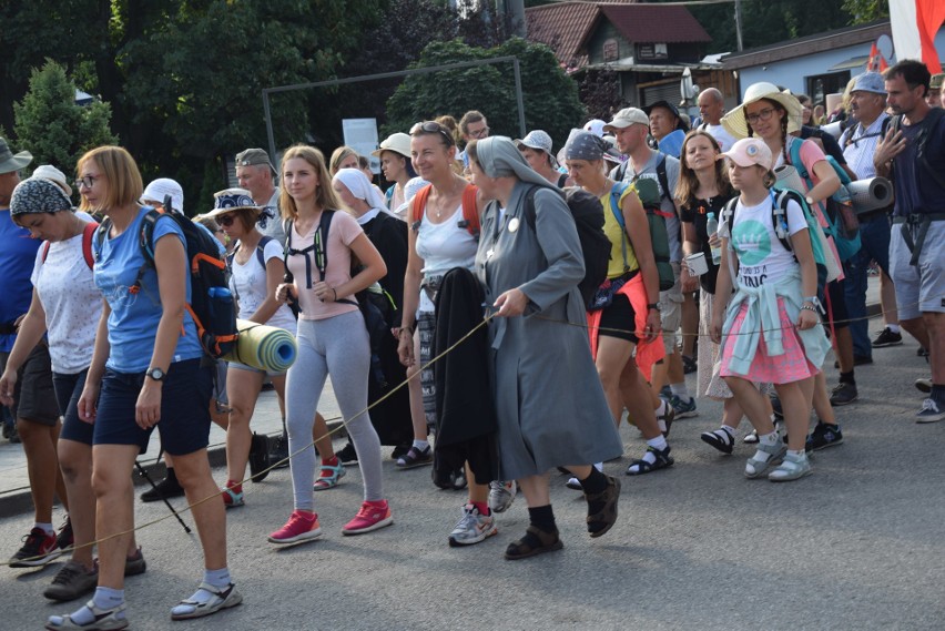 Pielgrzymka Krakowska 2018 w Ogrodzieńcu ZOBACZCIE ZDJĘCIA Pątnicy idą na Jasną Górę przez Jurę Krakowsko-Częstochowską