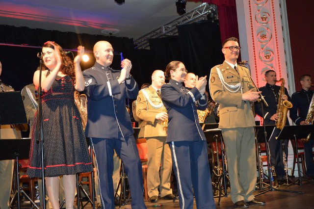 Na scenie Pałacu Książęcego w Żaganiu wystąpiły nie tylko polska i amerykańska orkiestra wojskowa, ale i soliści.