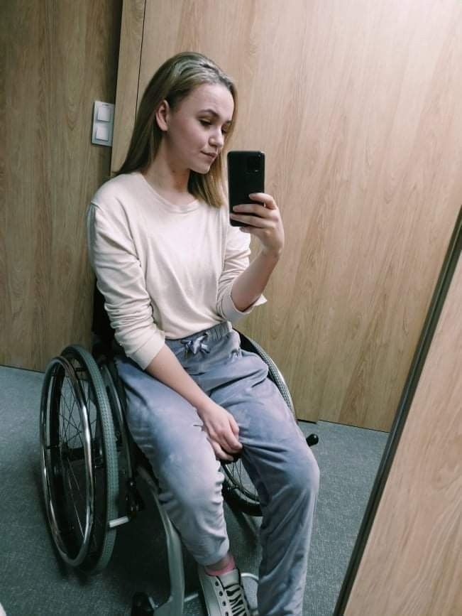 „Nawet na wózku mogę robić wszystko, tylko trochę wolniej”. 19-latka zbiera na rehabilitację złamanego kręgosłupa. Potrzeba jeszcze 150 tys.