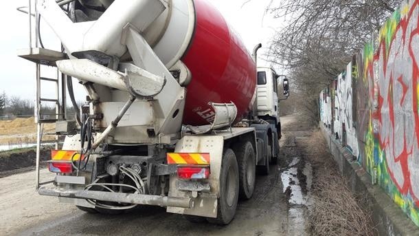 Betoniarka wylewała beton na jezdnię. Mandat dla kierowcy