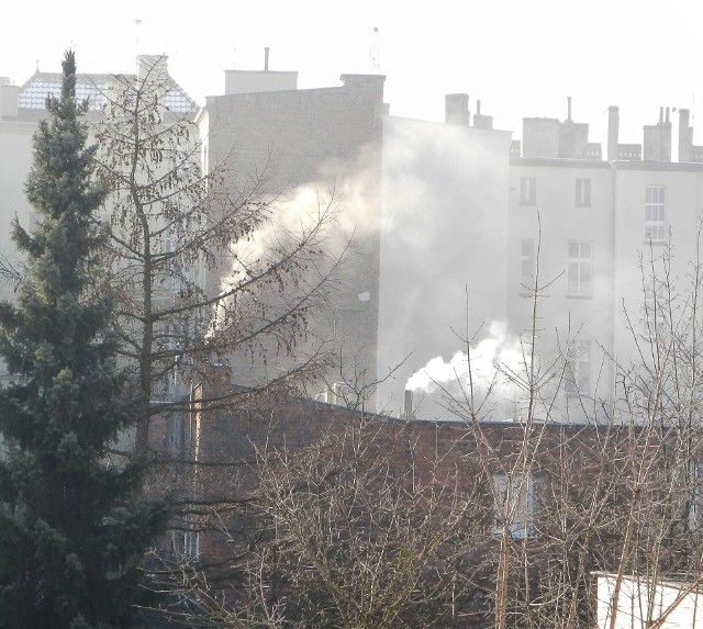 Smog pojawia się, gdy ludzie więcej palą w piecach. Na to zjawisko wpływa także ruch samochodowy i dymy emitowane przez elektrociepłownie oraz przemysł