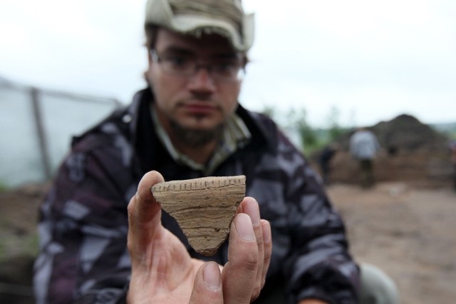 Są to fragmenty naczyń glinianych ze schyłku okresu neolitu, czyli sprzed czterech tysięcy lat przed naszą erą - mówi Adam Wawrusiewicz, archeolog z Muzeum Podlaskiego w Białymstoku. W kolonii Dębowik koło Supraśla odkryto w sumie około dwa tysiące tzw. zabytków ruchomych.