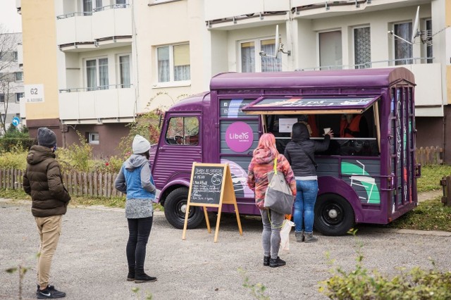 Foodtruck Libero wyruszył do dzielnic Katowic. Oferuje obiady za 5 zł. Codziennie na profilu Galerii Libero na Facebooku jest podawana informacja o miejscu, gdzie będzie stacjonował danego dnia.Zobacz kolejne zdjęcia. Przesuwaj zdjęcia w prawo - naciśnij strzałkę lub przycisk NASTĘPNE