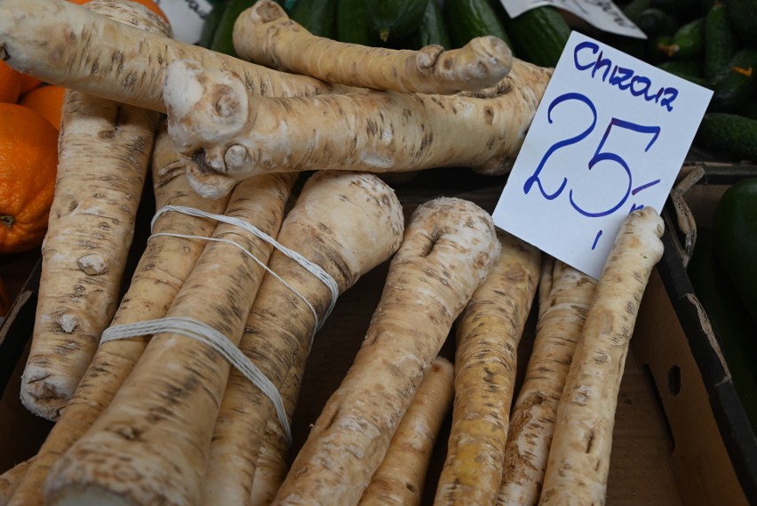 Ceny produktów do wielkanocnego koszyczka w Krakowie. Co powinno się znaleźć na świątecznym stole?