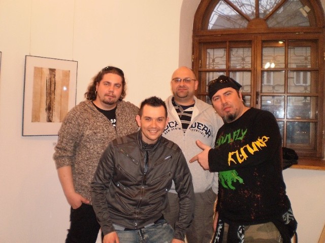Na koniec eliminacji Paweł Mosiołek (w środku) zrobil sobie pamiątkowe zdjęcie z jurorami Famy