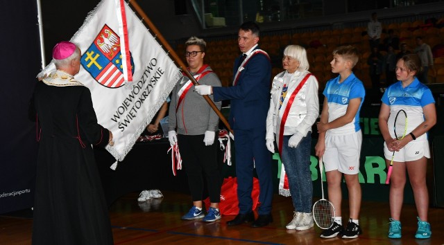 Ksiądz biskup Marian Florczyk poświęcił sztandar Świętokrzyskiej Federacji Sportu. W poczcie sztandarowym olimpijczycy - Mirosława Sarna, Sławomir Szmal oraz Katarzyna Furmanek, reprezentantka Polski w rzucie młotem.