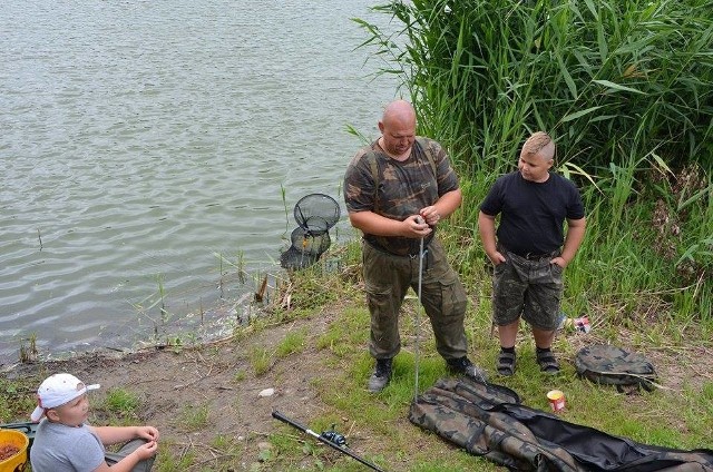 Wędkarze ze Złotnik Kujawskich od czterech lat organizują zawody na stawie w swojej miejscowości. W tym roku z powodów technicznych nie mogli z niego skorzystać. Z pomocą przyszli właściciele łowiska na Jeziorze Długim w Lisewie Kościelnym. Zawodnicy dopisali, ryby też. Pierwsze miejsce zajął Jacek Skonieczka, drugie - Romuald Kurpyt, a trzecie - Arkadiusz Orłowski. Zabawa była przednia.