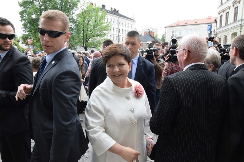 Premier Beata Szydło z mężem przyjechała na święcenia...