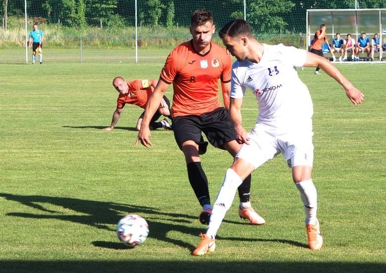 3 liga. Falstart piłkarzy KSZO 1929 Ostrowiec. Przegrali z Sokołem Sieniawa 1:3. -Jest mi wstyd za ten wynik - mówił trener Sasal [ZDJĘCIA]