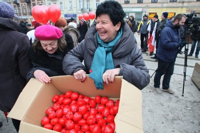 Czerwone serca &#8211; reklamówki rozdawała w sobotę podczas III Kieleckiej Manify europosłanka Joanna Senyszyn kobietom pracującym. I mężczyznom też, żeby było bez dyskryminacji ze względu na płeć.