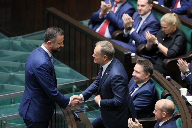 Prezes PSL Władysław Kosiniak-Kamysz i przewodniczący PO Donald Tusk na sali obrad Sejmu w Warszawie.