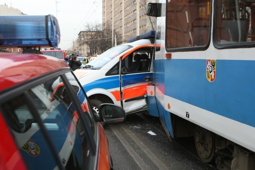 Wrocław, zderzenie tramwaju i karetki pogotowia na ul....