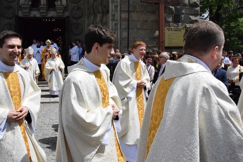 Premier Beata Szydło z mężem przyjechała na święcenia...