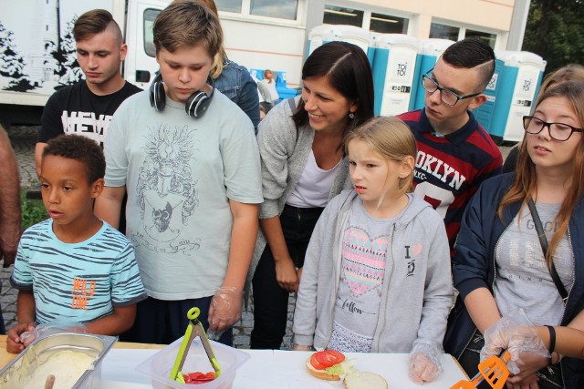 Od 14 do 16 września food trucki z całej Polski ze smakami z całego świata opanowały słubicki deptak.Ależ było smacznie!Oryginalne pomysły, dobrane smaki, staranność przygotowania, najświeższe składniki i autorskie dodatki - takie walory wyróżniają food trucki. Przez trzy mieszkańcy Słubic, Frankfurtu i goście przyjezdni rozkoszowali się najlepszymi smakami świata. W ramach festiwalu powiat słubicki zorganizował warsztaty dla członków  rodzin zastępczych oraz wychowanków placówki opiekuńczo - wychowawczej "Nasza Chata" w Cybince. Dzieci podczas warsztatów pomagały profesjonalistom przygotowywać jedzenie, a nawet próbowały niecodziennych dań takich jak...  żabie udka i kalmary. Zobaczcie zdjęcia!Zobacz również: Tak było podczas Food Truck w Zielonej Górze: POLECAMY RÓWNIEŻ PAŃSTWA UWADZE:MAJALAND: otwarcie wielkiego parku za dwa tygodnie! [ZDJĘCIA]