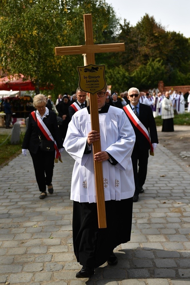 Pogrzeb biskupa Janiaka we Wrocławiu. Olbrzymie emocje na...