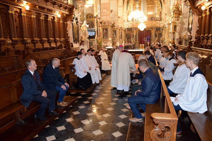 Msza Wieczerzy Pańskiej w katedrze w Sandomierzu. Biskup Krzysztof Nitkiewicz obmył nogi dwunastu mężczyznom