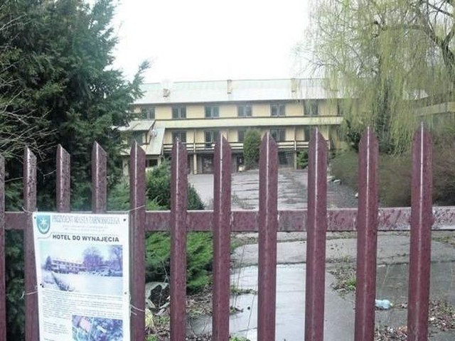 Hotel posiada bardzo dobrą lokalizację, dlatego są inwestorzy chętni do kupna obiektu, ale należy uregulować kwestie prawne.  