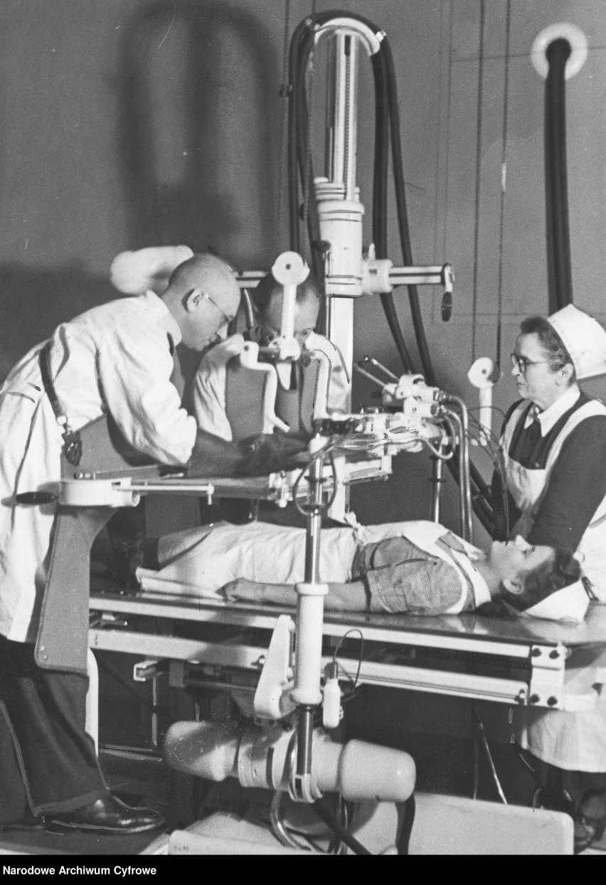 Lekarze przy użyciu specjalistycznej aparatury medycznej badają stan zdrowia pielęgniarki w szpitalu w Krakowie, 1943 r.