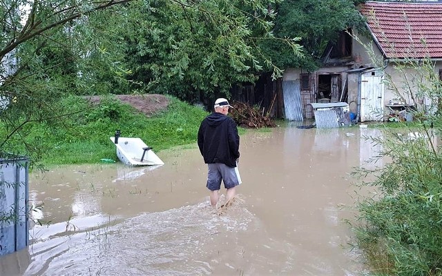 Wystarczą gwałtowne ulewy a potok Łubinka zalewa sąsiednie posesje. Tak był w lipcu 2021 roku