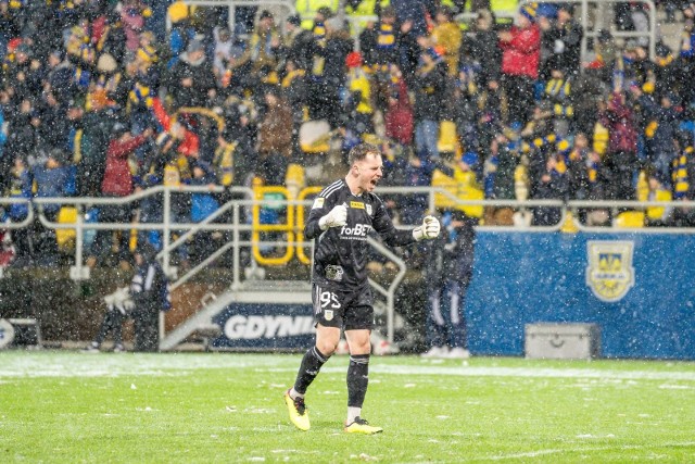 Paweł Lenarcik zachował czyste konto w derbach Trójmiasta rozgrywanych w śnieżnej scenerii stadionu w Gdyni (24.11.2023)