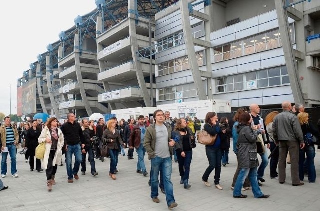 Przed występem Stinga, fani gromadzili się dookoła stadionu już na kilka godzin przed koncertem