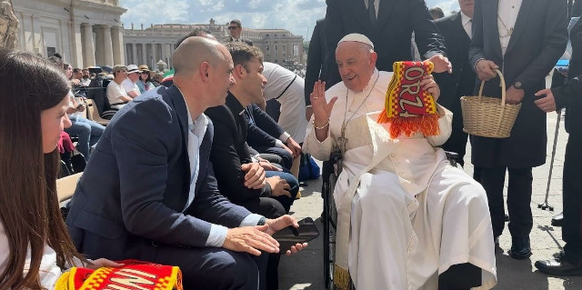 Delegacja z Białegostoku na audiencji u papieża. Franciszek otrzymał szalik Jagiellonii Białystok