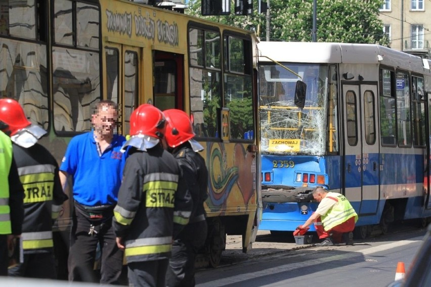 Wypadek tramwajów na Świdnickiej. 12 osób rannych (FILM, ZDJĘCIA)