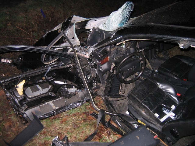 Wypadek pod Karlinem. Audi uderzyło w drzewo
