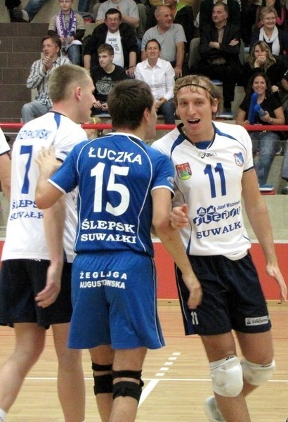 Atmosfera w Ślepsku jest znakomita. Łukasz Jurkojć (z prawej) cieszy się z punktu z Tomaszem Łuczką i Kamilem Skrzypkowskim.
