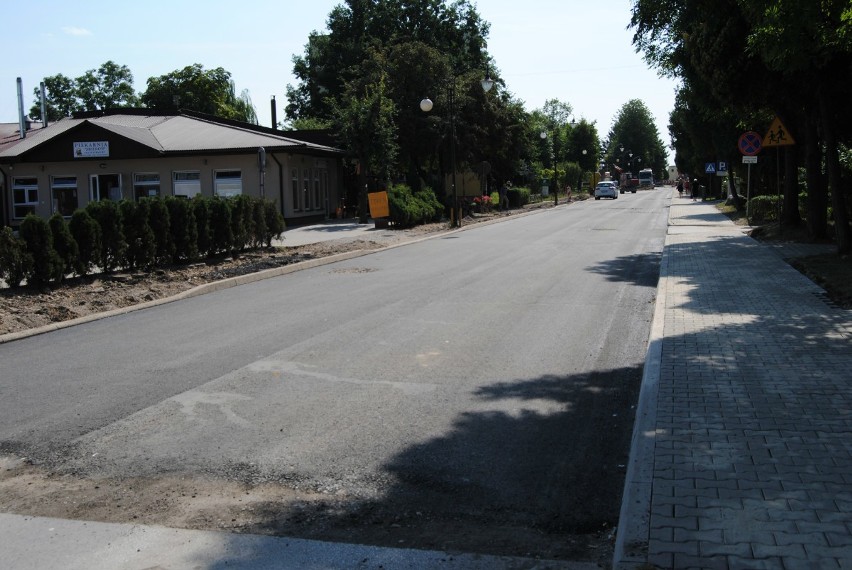 Na ulicy Wiśniowej we Włoszczowie kładą asfalt. Prace przebiegają w błyskawicznym tempie (ZDJĘCIA)
