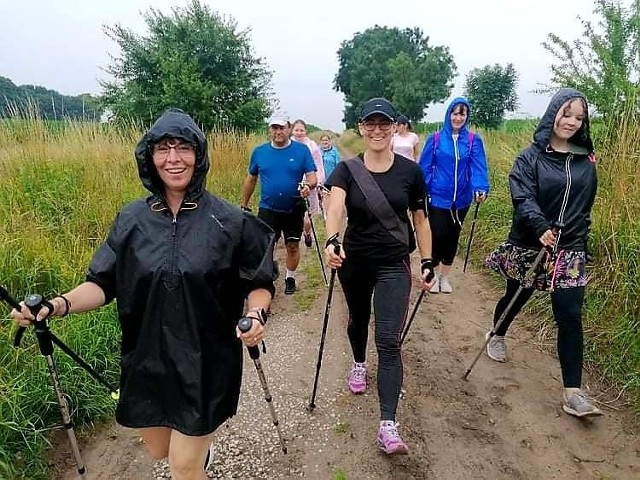 W spacerze nordic walking do Szczepic wzięło udział 20 piechurów. Nie przestraszyli się deszczu i komarów