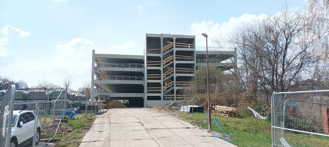 Żelbetowa konstrukcja budynku nowego, wielopoziomowego parkingu Narodowego Instytutu Onkologii jest już prawie gotowa. Zobacz kolejne zdjęcia. Przesuwaj zdjęcia w prawo - naciśnij strzałkę lub przycisk NASTĘPNE
